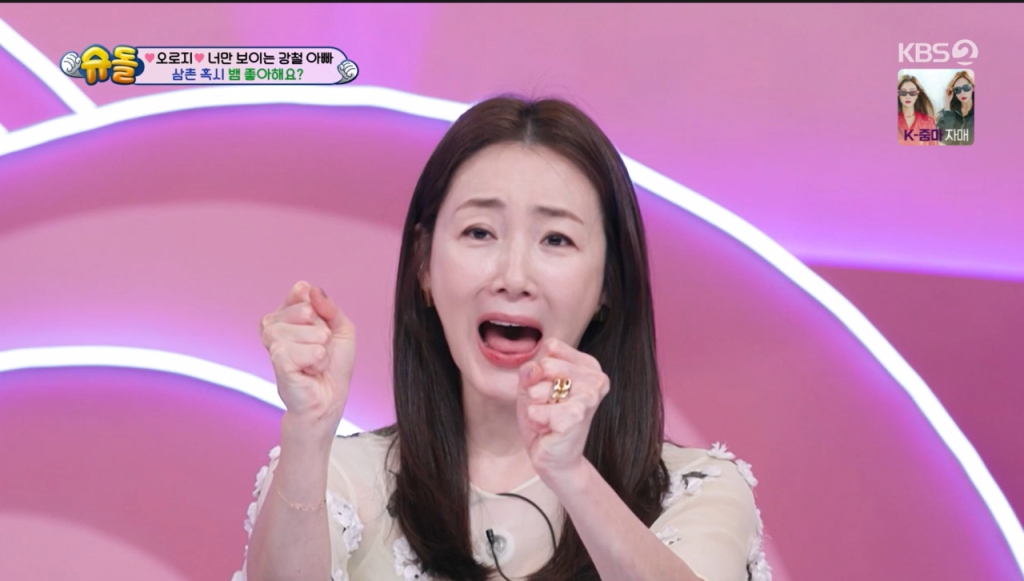 최지우가 뱀을 안고 노는 오종혁 딸을 보며 경악하고 있다. /사진=KBS'슈퍼맨이 돌아왔다'캡처