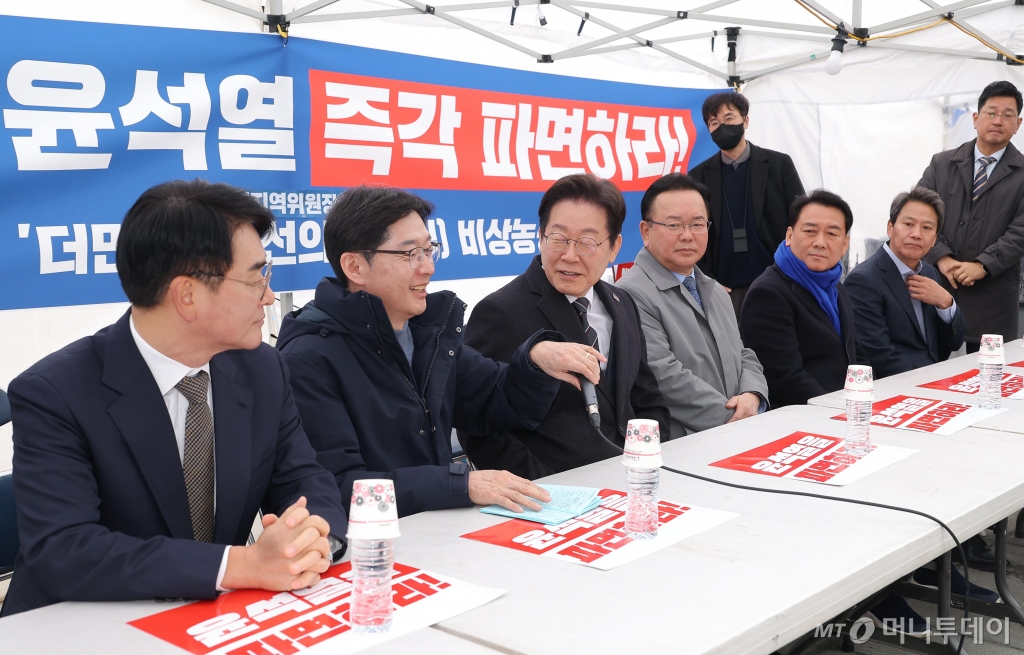 [서울=뉴시스] 황준선 기자 = 더불어민주당 이재명 대표와 김경수 전 경남지사가 12일 서울 광화문 앞 민주당 천막농성장에서 열린 국난극복을 위한 시국간담회에 참석해 대화를 나누고 있다. (공동취재) 2025.03.12. photo@newsis.com /사진=류현주