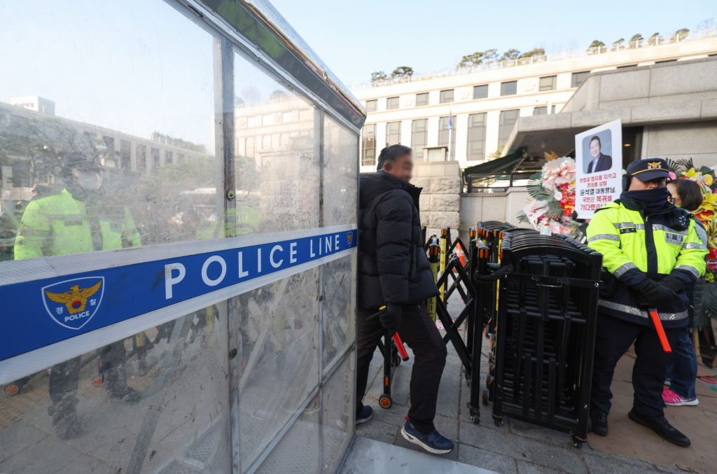 윤석열 대통령 탄핵 심판 선고를 앞둔 14일 서울 종로구 헌법재판소 앞에 차단벽이 설치돼 있다. /사진=뉴시스.