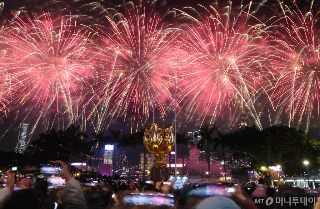 지난 1월 30일(현지 시간) 중국 홍콩의 빅토리아 항구에서 춘제(春節) 기념 불꽃놀이가 밤하늘을 수놓고 있다. /사진=신화=뉴시스