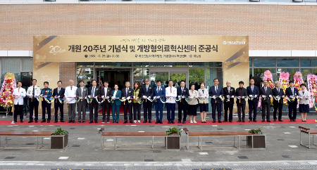 지난해 10월 화순전남대병원 미래의료혁신센터 준공식에서 관계자들이 테이프 컷팅식을 진행하고 있다./사진= 화순전남대병원