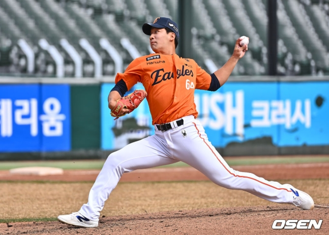 한화 권민규가 13일 롯데전에서 5회말 투구하고 있다.