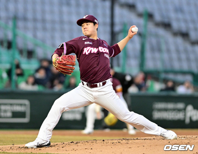 정현우가 SSG전 선발 등판해 역투를 펼치고 있다.