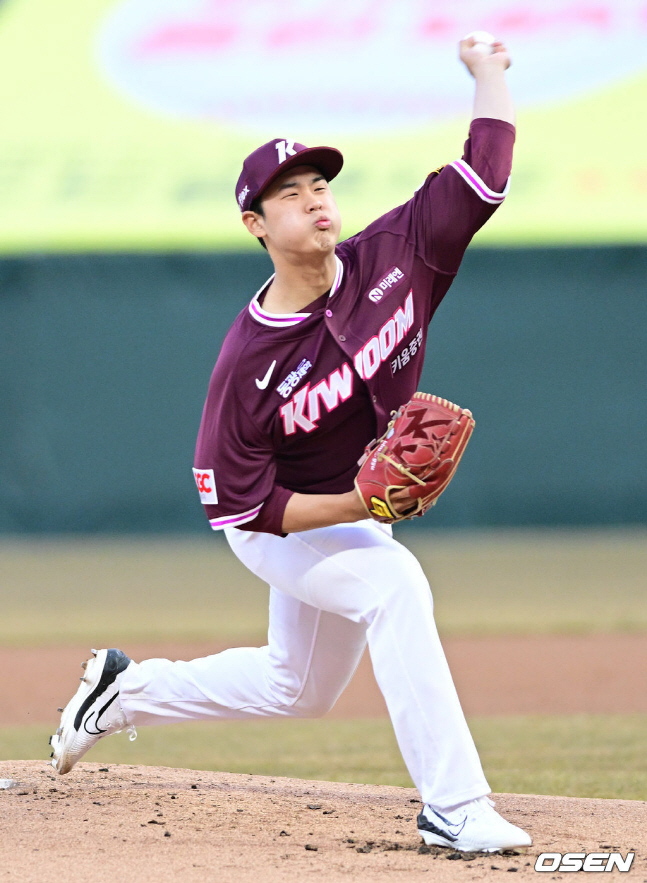 SSG전에서 힘차게 공을 뿌리고 있는 정현우.