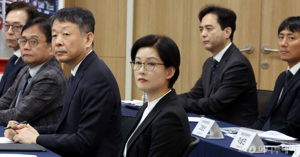  조주연(오른쪽부터) 홈플러스 사장과 김광일 홈플러스 공동대표(MBK 부회장) 등이 14일 오전 서울 강서구 홈플러스 본사에서 열린 기자간담회에 참석해 있다. 2025.03.14. /사진=뉴시스