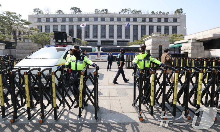 14일 서울 종로구 헌법재판소 정문을 경찰이 바리케이트를 설치하고 통제하고 있다. /사진=뉴스1