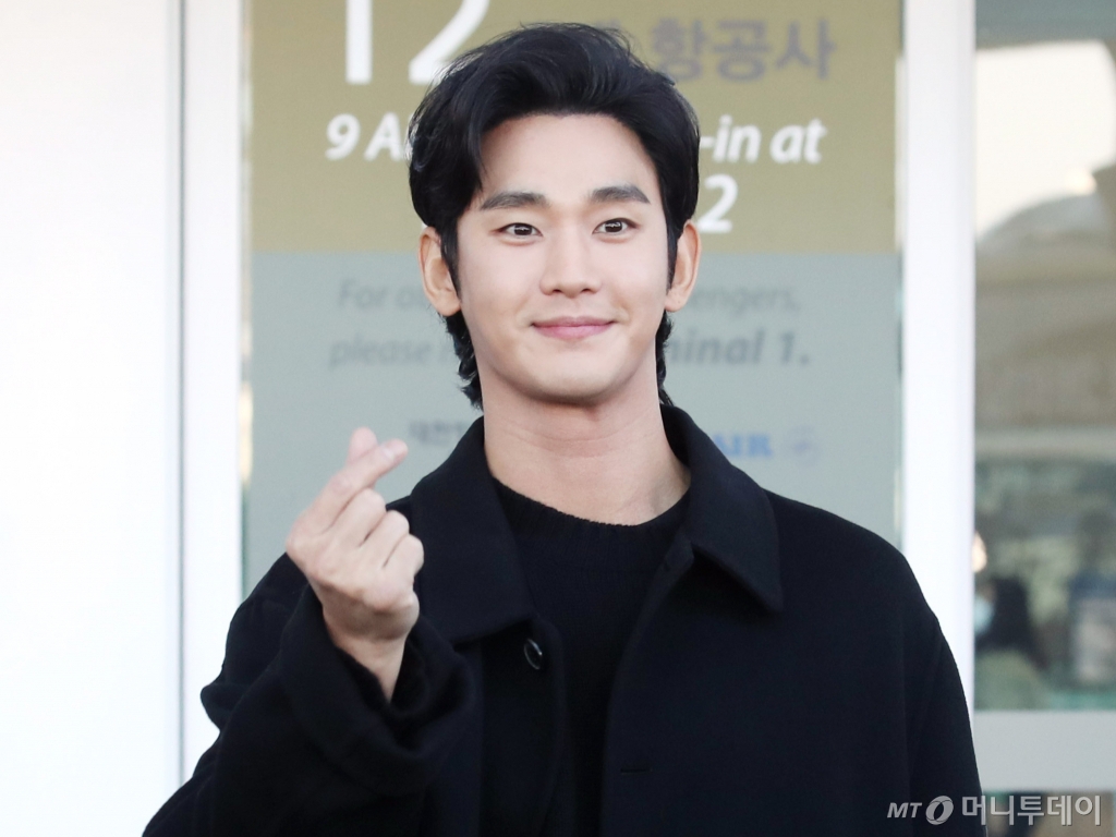 배우 김수현이 지난 1월 17일 이탈리아 밀라노에서 진행되는 패션 브랜드 '프라다' 패션쇼 참석 차 인천국제공항을 통해 출국하고 있다. /사진=머니투데이 DB