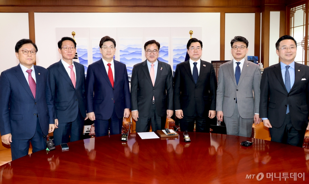 [서울=뉴시스] 조성우 기자 = 우원식(가운데) 국회의장과 권성동 국민의힘 원내대표, 박찬대 더불어민주당 원내대표 등 여야 원내지도부가 10일 오후 서울 여의도 국회에서 열린 국정협의회 여야회동에서 기념촬영하고 있다.  왼쪽부터 국민의힘 박형수 원내수석부대표, 김상훈 정책위의장, 권성동 원내대표, 우원식 의장, 더불어민주당 박찬대 원내대표, 진성준 정책위의장, 박성준 원내수석부대표. (공동취재) 2025.03.10. photo@newsis.com /사진=