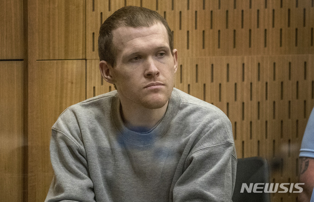 2019년 3월 발생한 뉴질랜드 이슬람 사원 총기 테러의 피의자인 브렌턴 태런트가 2020년 8월24일 크라이스트처치 고등법원에서 열린 선고공판에 출석한 모습./사진=뉴시스