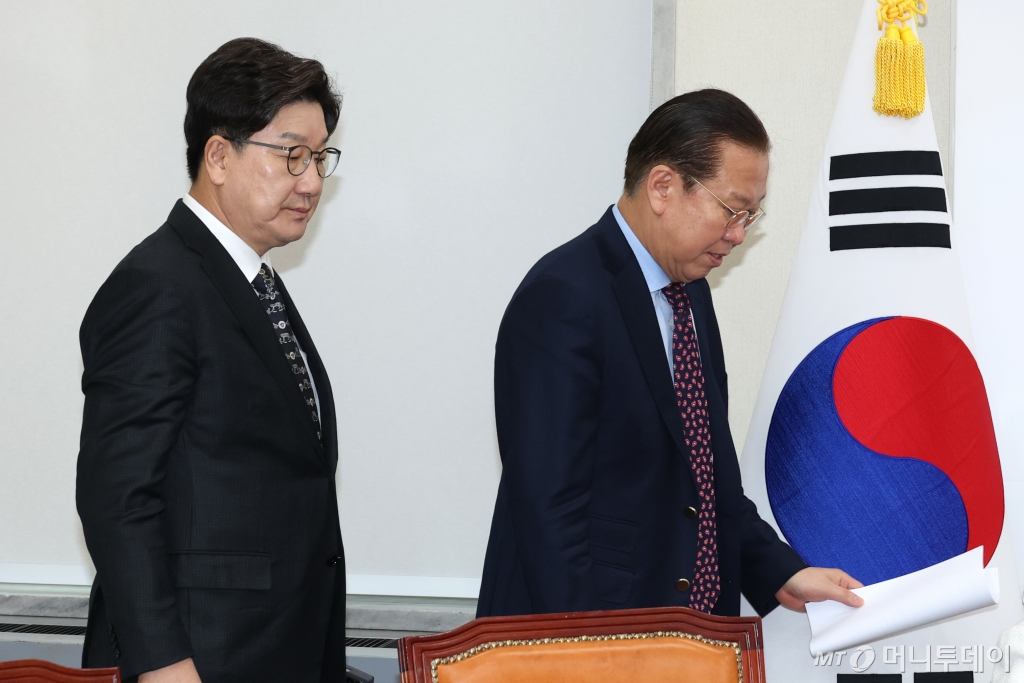 (서울=뉴스1) 이광호 기자 = 권영세 국민의힘 비상대책위원장과 권성동 원내대표가 13일 오전 서울 여의도 국회에서 열린 비상대책위원회의에 참석하고 있다.  2025.3.13/뉴스1  Copyright © 뉴스1. All rights reserved. 무단 전재 및 재배포,  AI학습 이용 금지. /사진=(서울=뉴스1) 이광호 기자