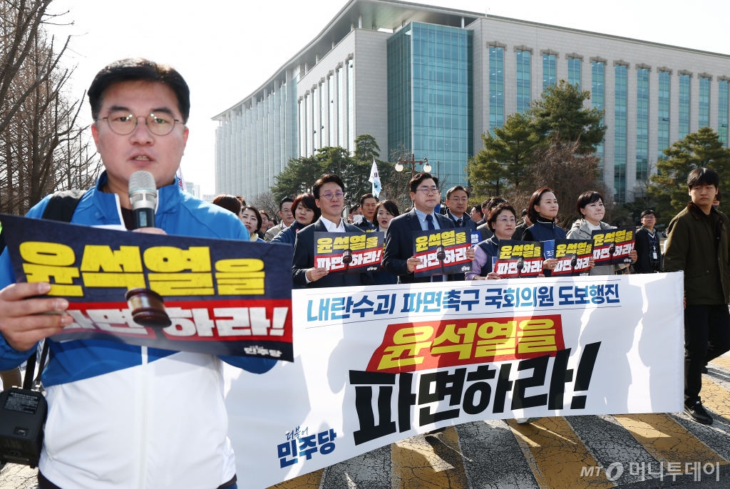 박찬대 더불어민주당 원내대표와 김선민 조국혁신당 대표 권한대행을 비롯한 야당 의원들이 14일 오후 서울 여의도 국회에서 윤석열 대통령 파면을 촉구하며 광화문으로 행진하고 있다. / 사진제공=뉴스1
