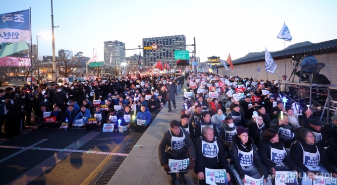 13일 서울 종로구 동십자각에서 열린 윤석열 대통령 퇴진을 촉구하는 야5당 공동 비상시국 범국민대회에서 참가자들이 구호를 외치고 있다. / 사진제공=뉴시스