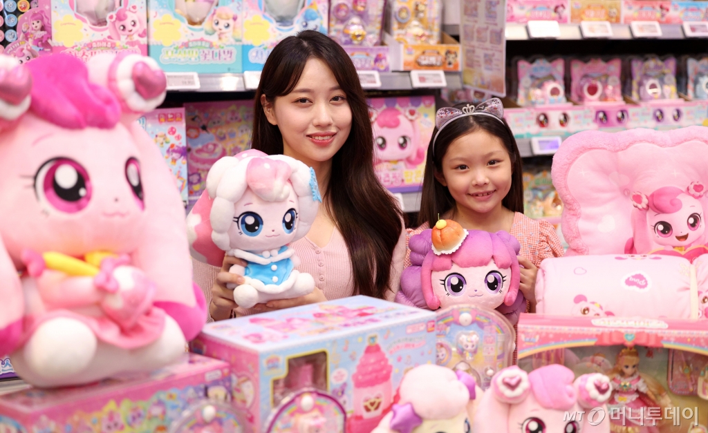 [서울=뉴시스] 김선웅 기자 = 12일 서울 중구 이마트 청계천점에서 모델들이 '캐치! 티니핑' 캐릭터 상품을 소개하고 있다.   이마트는 오는 22일까지 ‘새콤달콤 티니핑 슈가베리팩트’, ‘새콤달콤 캐치티니핑4 베리 하츄핑 피규어’ 등 어린이 인기 TV 시리즈 '캐치! 티니핑' 캐릭터 상품 47종을 최대 30% 할인판매한다고 전했다. 2024.09.12. mangusta@newsis.com /사진=김선웅