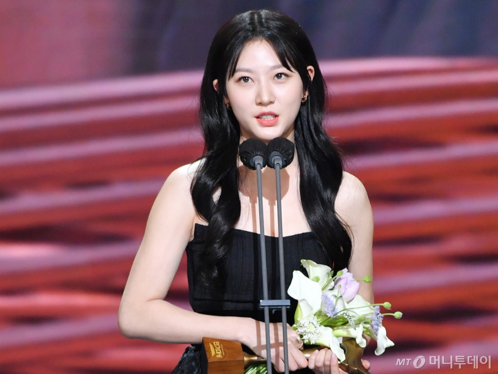 배우 김새론이 2021년 12월 31일 오후 서울 여의도 KBS에서 진행된 '2021 KBS 연기대상'에서 TV시네마상을 수상한 뒤 소감을 밝히고 있다. /사진제공=KBS