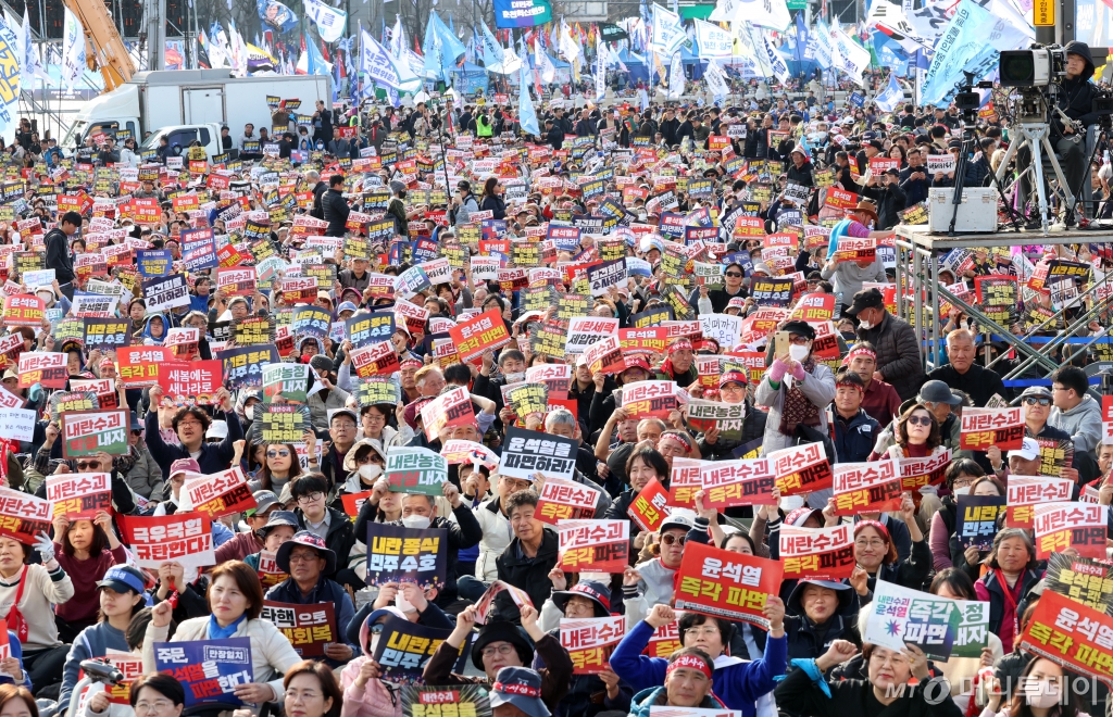 15일 서울 종로구 사직로에서 열린 '윤석열즉각퇴진·사회대개혁 비상행동 대행진'에서 참가자들이 피켓을 들고 구호를 외치고 있다. /사진=뉴스1