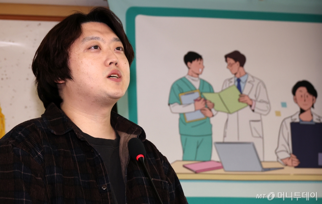 [서울=뉴시스] 조성우 기자 = 박단 대한전공의협의회 비상대책위원장 이 10일 오전 서울 여의도 국회에서 열린 의료현장 정상화를 위한 정책 토론회에서 전공의 수련 환경 문제와 개선 방향을 주제로 발표하고 있다. 2025.03.10. xconfind@newsis.com /사진=조성우