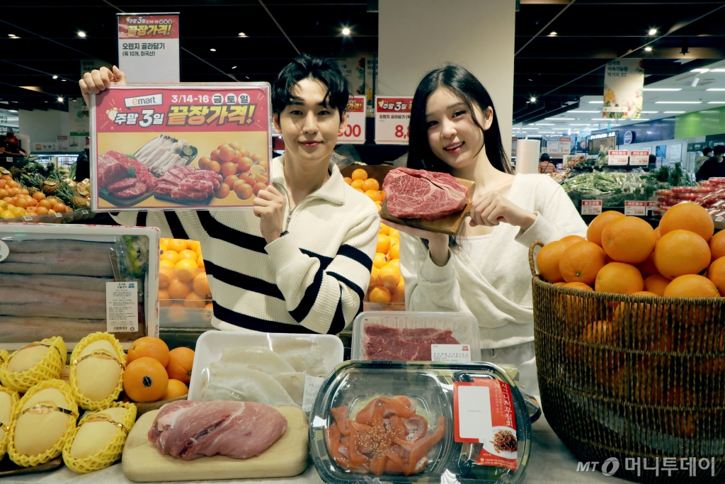 이마트 용산점에서 모델들이 봄철 입맛을 돋우는 다양한 먹거리를 소개하고 있다. /사진제공=이마트