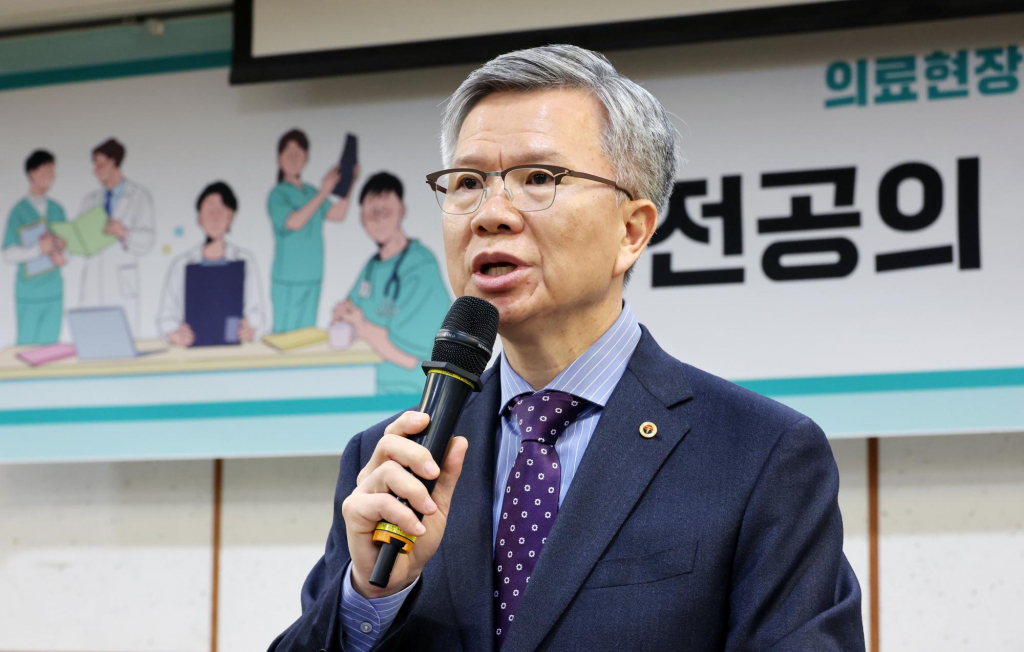  김택우 대한의사협회 회장이 지난 10일 오전 서울 여의도 국회에서 열린 의료현장 정상화를 위한 정책 토론회에서 환영사를 하고 있다. /사진=뉴시스