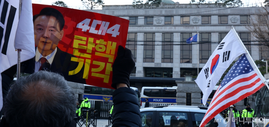 [서울=뉴시스] 박주성 기자 = 윤석열 대통령 탄핵 심판 선고를 앞둔 16일 서울 종로구 헌법재판소 앞에 윤 대통령 지지자들이 탄핵 각하를 촉구하고 있다. 2025.03.16. /사진=뉴시스