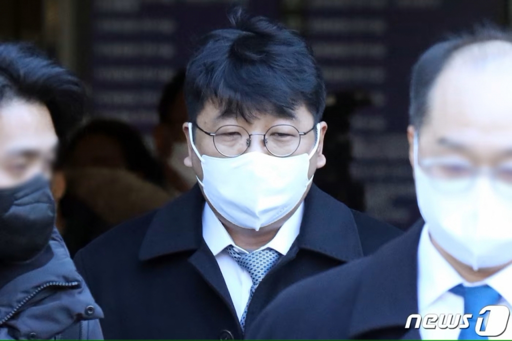 1100억원대 사기 혐의로 재판에 넘겨진 이정훈 전 빗썸홀딩스·빗썸코리아 이사회 의장이 3일 오후 서울 서초구 서울중앙지방법원에서 열린 1심 선고공판에서 무죄를 선고 받은 뒤 법원을 나서고 있다. 2023.1.3/사진=뉴스1