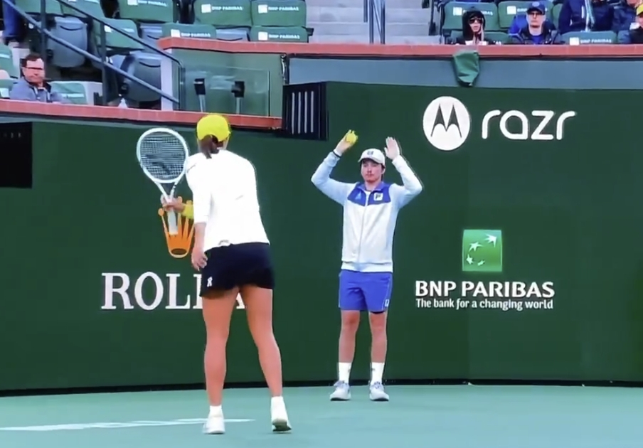 여자프로테니스(WTA) 세계 랭킹 2위 이가 시비옹테크(WTA)가 경기 중 무례한 행동을 보이며 관중들에게 야유를 받았다/사진=X(옛 트위터)