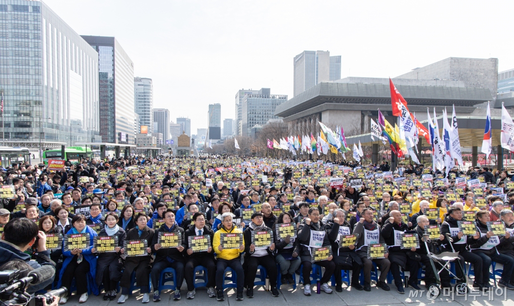 (서울=뉴스1) 이재명 기자 = 박찬대 더불어민주당 대표와 김선민 조국혁신당 대표 권한대행를 비롯한 참석자들이 17일 오후 서울 세종대로 광화문광장에서 열린 윤석열 즉각 파면 촉구 비상행동 '정당 2천인 긴급시국선언'에서 구호를 외치고 있다. 2025.3.17/뉴스1  Copyright © 뉴스1. All rights reserved. 무단 전재 및 재배포,  AI학습 이용 금지. 