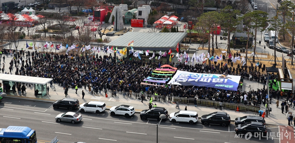 [서울=뉴시스] 황준선 기자 = 17일 오후 서울 종로구 광화문 광장에서 열린 윤석열 즉각 파면 촉구 각계 긴급 시국선언 기자회견에서 참석자들이 윤 대통령의 파면을 촉구하는 대형 현수막을 펼쳐 보이고 있다. 2025.03.17. 