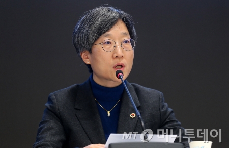 강희경 서울의대 교수가 지난해 열린 제43대 대한의사협회 회장선거 후보자합동설명회에서 정견 발표를 하고 있다./사진=[서울=뉴시스] 김혜진 기자