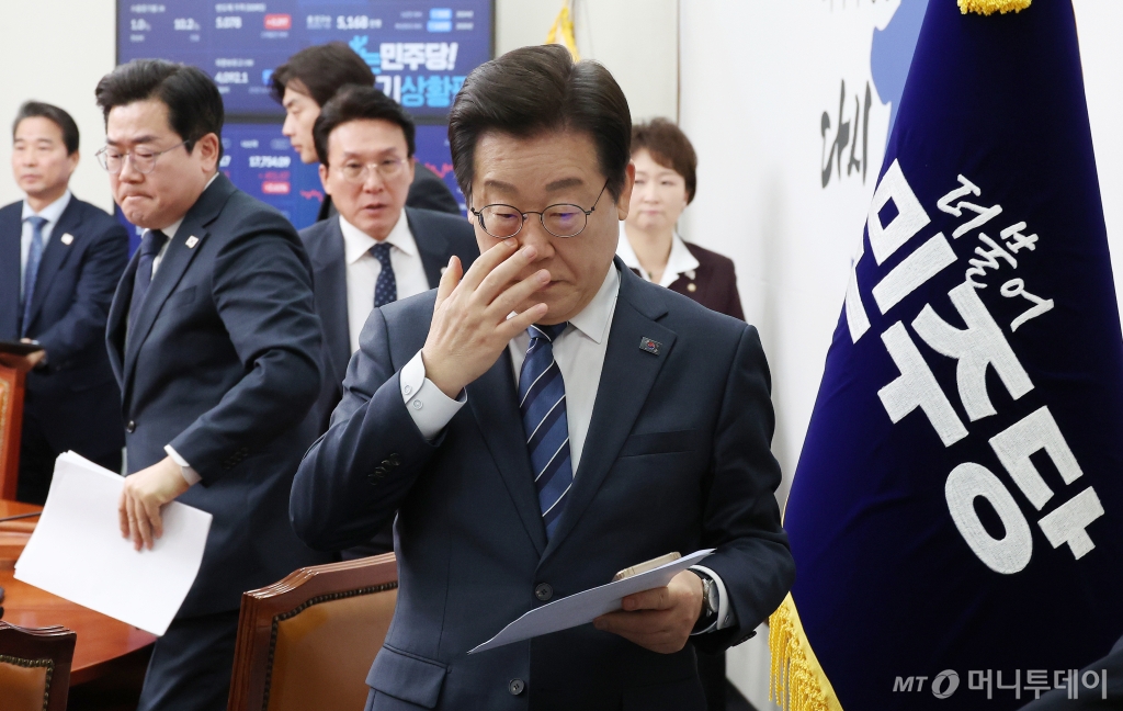 이재명 더불어민주당 대표가 17일 오전 서울 여의도 국회에서 열린 최고위원회의를 마치고 회의장을 나서고 있다. 2025.03.17. /사진=뉴시스 /사진=조성우