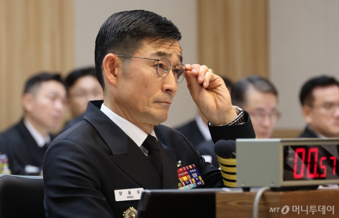 양용모 해군참모총장(대장)은 지난달 HD현대중공업과 한화오션에 보낸 서신을 통해 "북한의 핵·미사일 위협이 고도화되고 주변국은 해군력을 지속 증강하는 엄중한 현 안보환경 속에서 주요 함정의 전력화 시기 지연 상황에 대해 많은 우려가 있다"고 밝혔다. 사진은 지난해 10월18일 충남 계룡대에서 열린 국회 국방위원회의 해군본부에 대한 국정감사에서 양 총장이 참석한 모습. / 사진=뉴시스