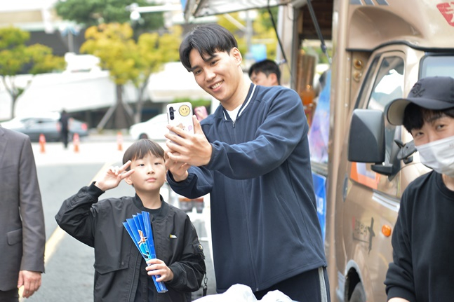 KCC 전태영(오른쪽)이 팬과 셀카를 촬영하고 있다. /사진=KBL 제공