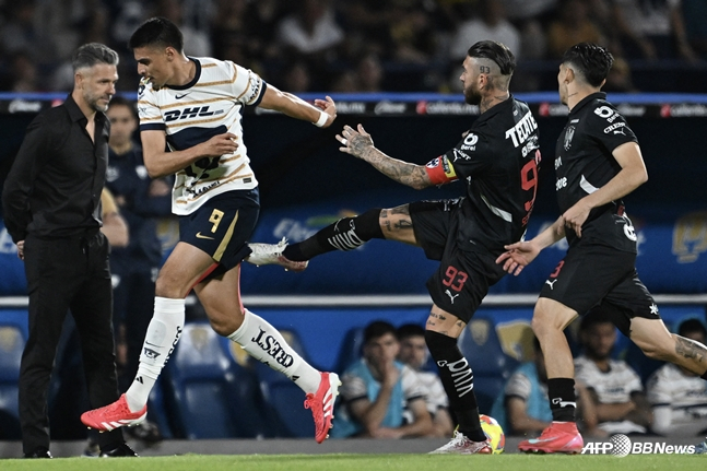 라모스(오른쪽에서 2번째)가 싸커킥을 하고 있는 모습. /AFPBBNews=뉴스1