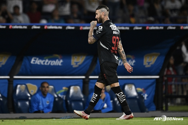 퇴장 당하고 있는 라모스. /AFPBBNews=뉴스1