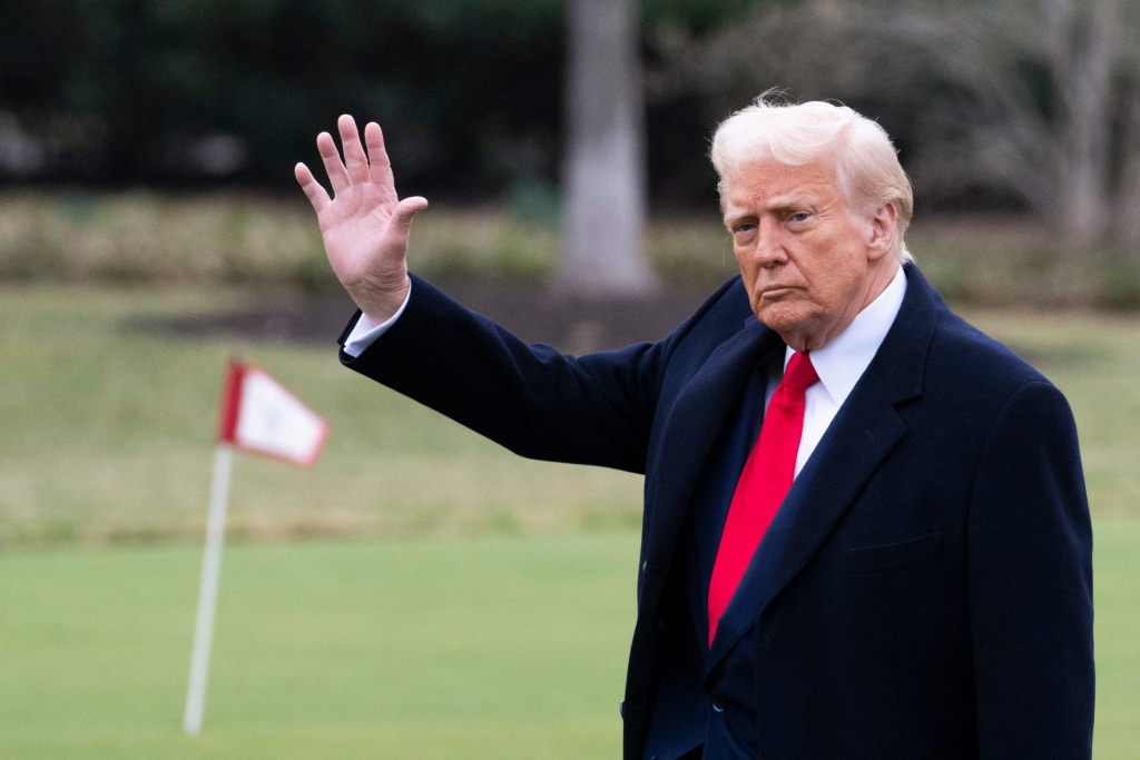 (워싱턴 AFP=뉴스1) 우동명 기자 = 도널드 트럼프 미국 대통령이 14일(현지시간) 플로리다주 마러라고 리조트에서 주말을 보내기 위해 워싱턴 백악관을 나서고 있다. 2025.03.16 ⓒ AFP=뉴스1 Copyright © 뉴스1. All rights reserved. 무단 전재 및 재배포, AI학습 이용 금지. /사진=(워싱턴 AFP=뉴스1) 우동명 기자