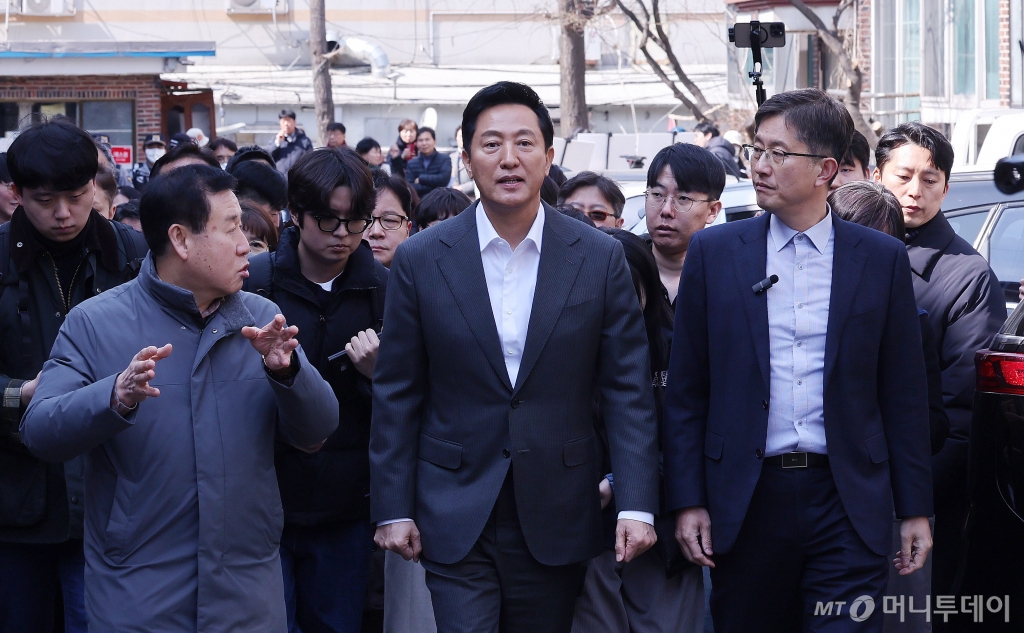 오세훈 서울시장이 17일 서울 구로구 오류동 소규모 재건축 현장을 둘러보고 있다. 2025.3.17/사진=뉴스1 /사진=(서울=뉴스1) 박지혜 기자