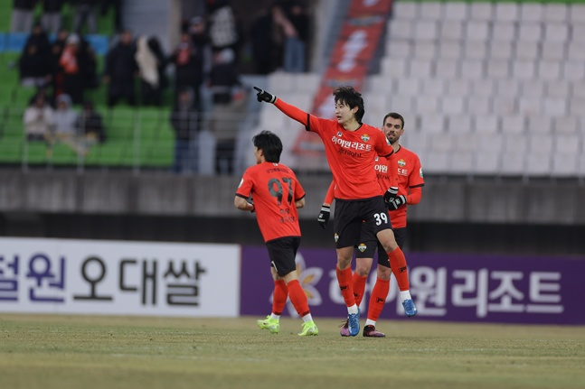 강원 이지호(가운데).  /사진=한국프로축구연맹
