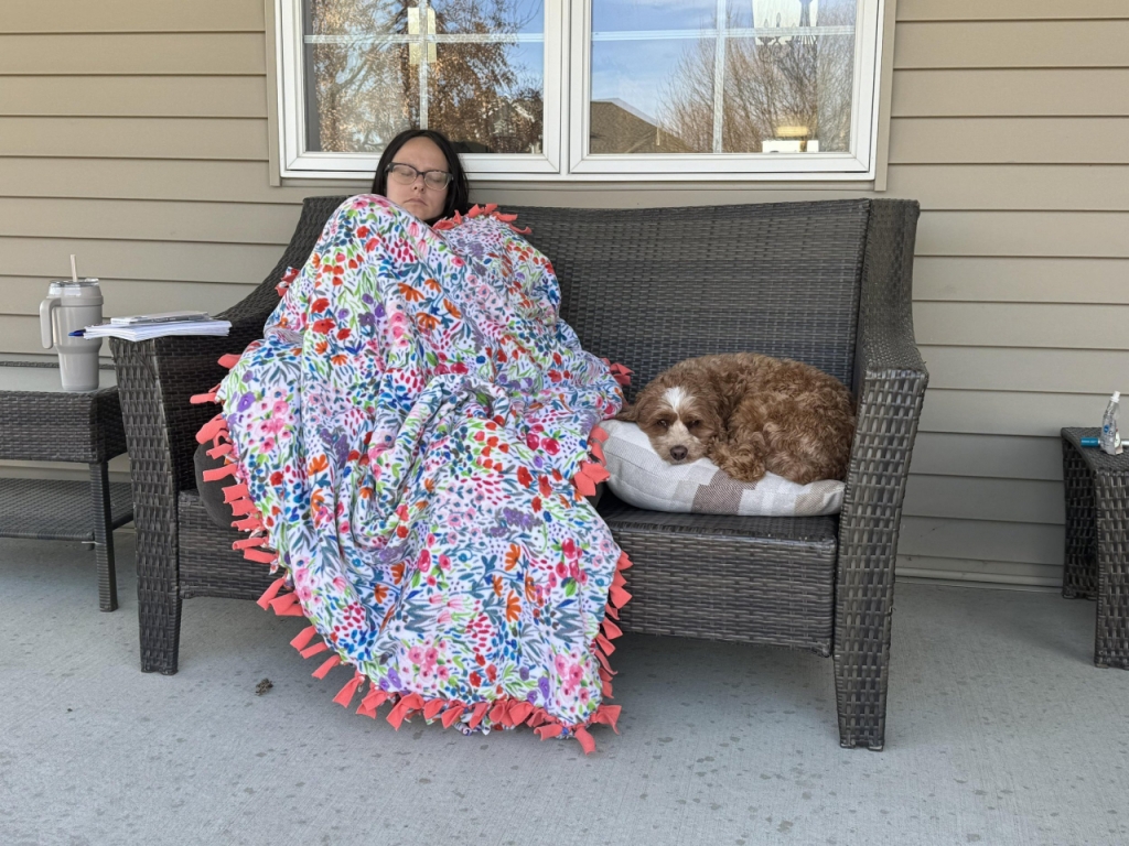 브리아나 보트너가 반려견 '모치'와 함게 소파에 앉아 있다. 보트너는 모치 덕분에 유방암 사실을 미리 알게 됐다. /사진=보트너 블로그 갈무리