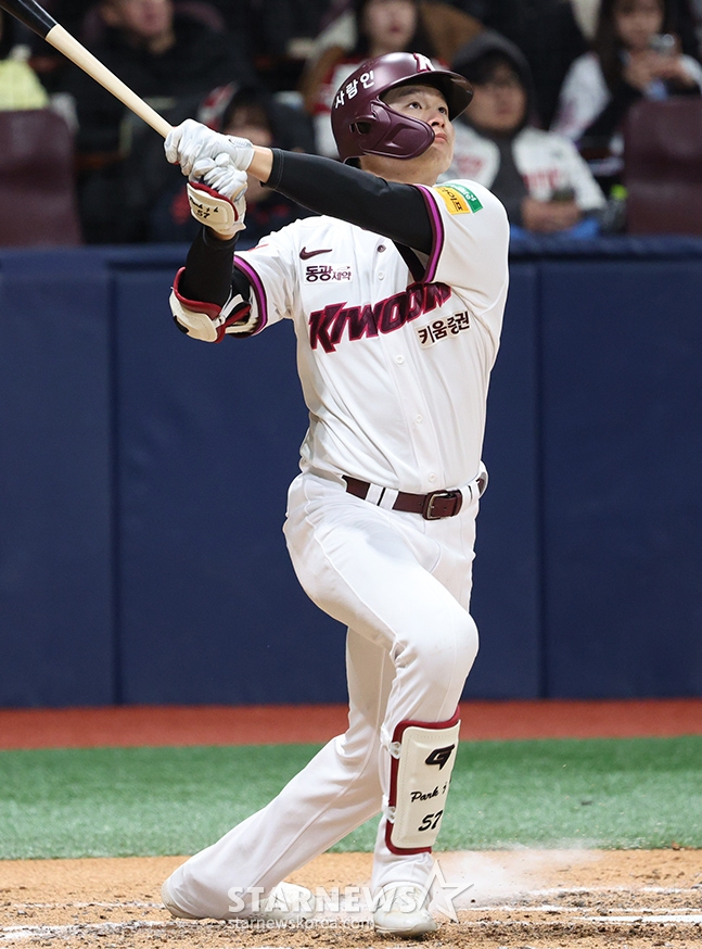 1타점 적시타를 날리는 박주홍. /사진=김진경 대기자