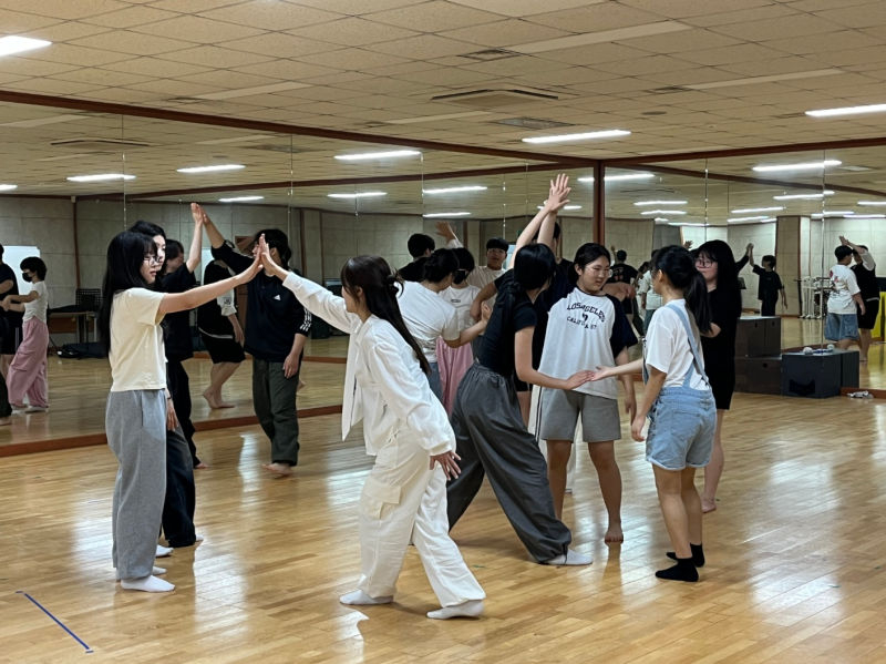 안산문화재단 청소년 극단 '고등어' 학생들이 공연 연습을 하고 있다./사진제공=안산문화재단