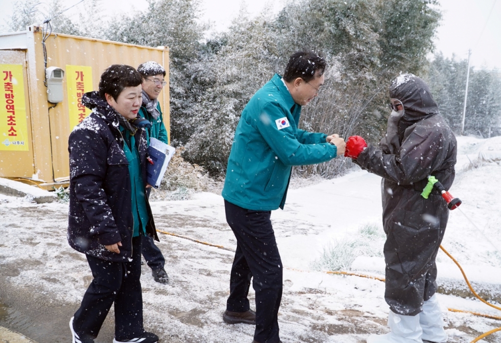 구제역 방역초소 점검에 나선 윤병태 나주시장(가운데)이 방역요원을 격려했다./사진제공=나주시