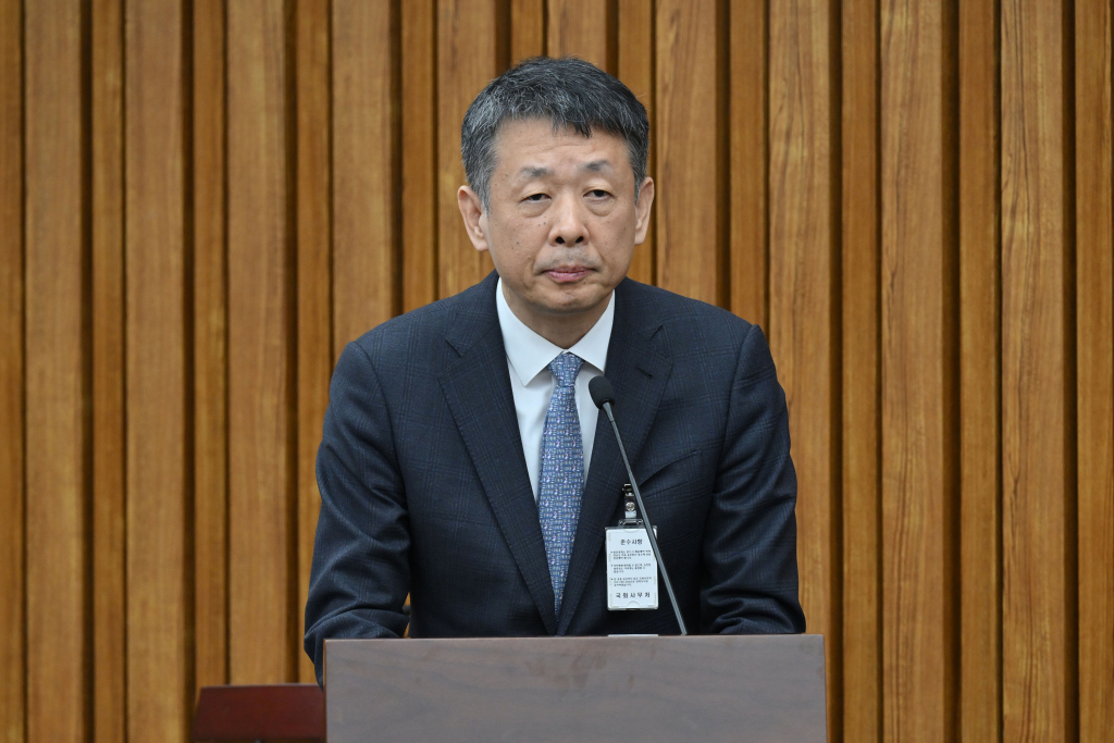 [서울=뉴시스] 국회사진기자단 = 김광일 홈플러스 대표이사 겸 MBK 부회장과 18일 서울 여의도 국회에서 열린 정무위원회 홈플러스 기업회생절차에 대한 현안 질의에서 의원 질의에 답변하고 있다. 2025.03.18. photo@newsis.com /사진=