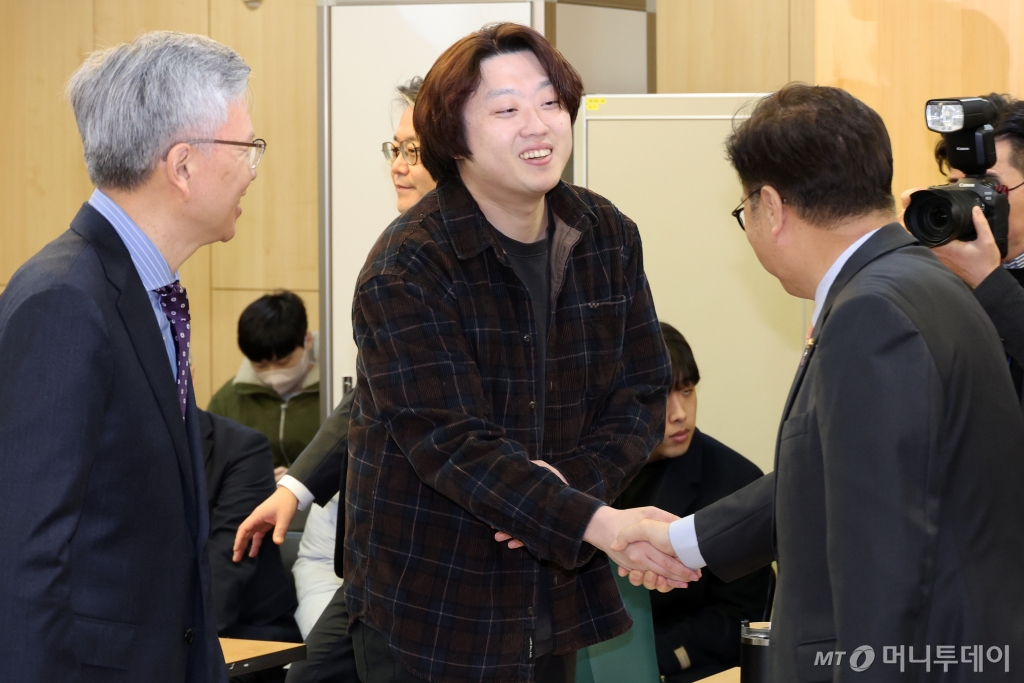 [서울=뉴시스] 조성우 기자 = 우원식(오른쪽) 국회의장이 10일 오전 서울 여의도 국회에서 열린 의료현장 정상화를 위한 정책 토론회에서 김택우(왼쪽) 대한의사협회 회장, 박단 대한전공의협의회 비상대책위원장과 인사하고 있다. 2025.03.10. xconfind@newsis.com /사진=조성우