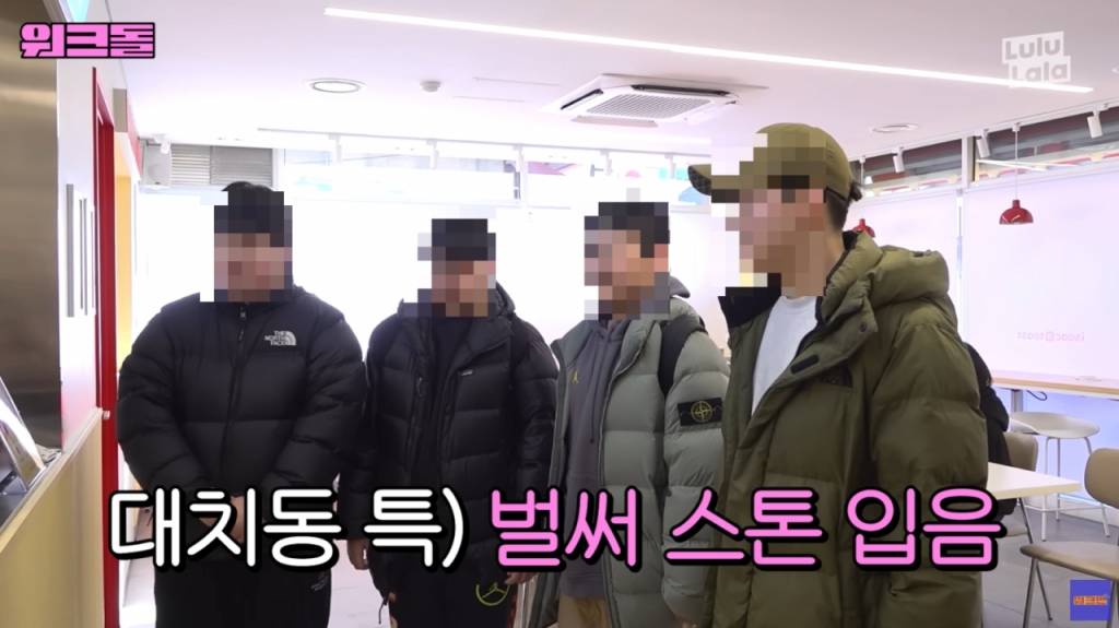 구독자 400만명이 넘는 유명 유튜브 채널에서 대치동 초등학생을 대상으로 거주 아파트, 부모 직업 등 부적절한 질문을 던져 논란이 일고 있다. 아이들의 사적 정보를 캐묻는 것이 부적절할 뿐 아니라 계층 구분을 부추긴다는 지적도 나온다/사진=유튜브 채널 '워크돌' 갈무리