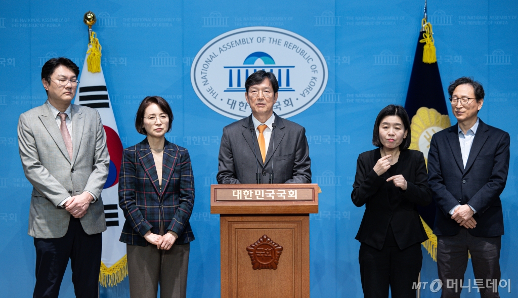 (서울=뉴스1) 이재명 기자 = 함익병 개혁신당 선거관리위원회 위원장이 18일 오후 서울 여의도 국회 소통관에서 대선 후보 경선 관련 기자회견을 하고 있다.  이날 개혁신당은 헌법재판소의 윤석열 대통령 탄핵 심판 인용 선고로 조기 대선이 치뤄질 경우를 대비해 차기 대통령 선거 후보자에 이준석 의원을 선출했다고 밝혔다. 2025.3.18/뉴스1  Copyright © 뉴스1. All rights reserved. 무단 전재 및 재배포,  AI학습 이용 금지. /사진=(서울=뉴스1) 이재명 기자