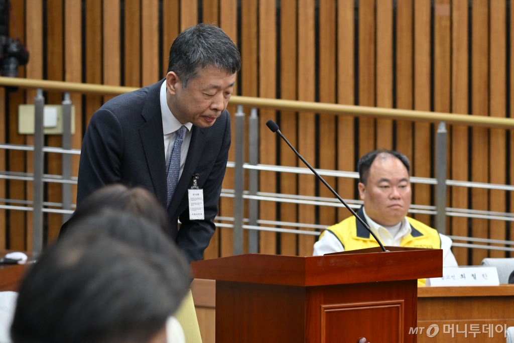 김광일 홈플러스 대표이사 겸 MBK 부회장이 18일 서울 여의도 국회에서 열린 정무위원회 홈플러스 기업회생절차에 대한 현안 질의에서 고개 숙여 인사하고 있다. 뒤는 최철한 마트노조 홈플러스지부 사무국장. /사진제공=뉴시스
