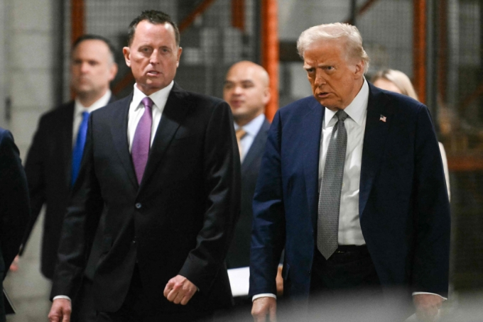 (워싱턴 AFP=뉴스1) 우동명 기자 = 도널드 트럼프 미국 대통령이 17일(현지시간) 워싱턴의 대표적 공연장인 케네디 센터 이사회에 참석하기 위해 도착을 하고 있다. 2025.03.18  ⓒ AFP=뉴스1  Copyright (C) 뉴스1. All rights reserved. 무단 전재 및 재배포,  AI학습 이용 금지. /사진=(워싱턴 AFP=뉴스1) 우동명 기자