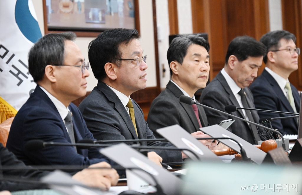 (서울=뉴스1) = 최상목 대통령 권한대행 부총리 겸 기획재정부 장관이 18일 서울 종로구 정부서울청사에서 열린 '제12회 국무회의'를 주재하고 있다. (기획재정부 제공. 재판매 및 DB 금지) 2025.3.18/뉴스1 Copyright © 뉴스1. All rights reserved. 무단 전재 및 재배포, AI학습 이용 금지. /사진=(서울=뉴스1)