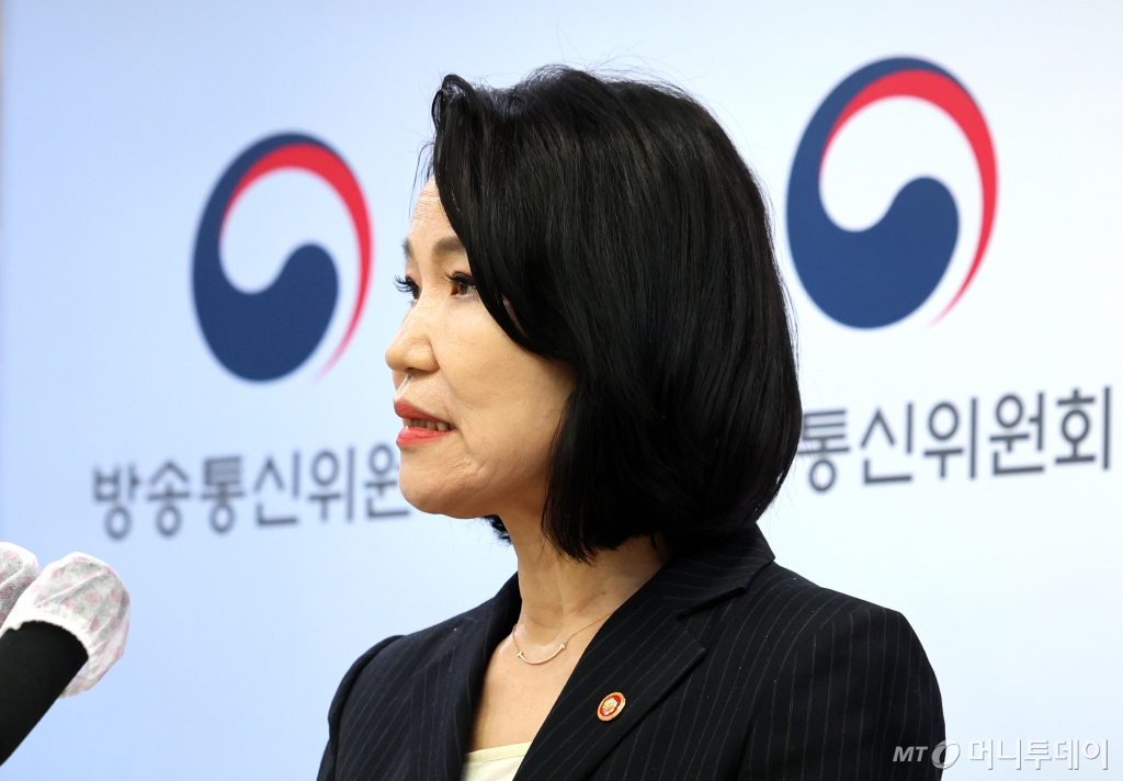 [과천=뉴시스] 이영환 기자 = 이진숙 방송통신위원장이 18일 오후 경기 과천시 방송통신위원회 기자실에서 방송통신위원회법 개정안 재의 요구 관련 언론 브리핑을 하고 있다.   최상목 대통령 권한대행 부총리 겸 기획재정부 장관은 이날 열린 국무회의에서 야당 주도로 국회를 통과한 방송통신위원회법 개정안에 재의 요구권(거부권)을 행사했다. 2025.03.18. /사진=이영환