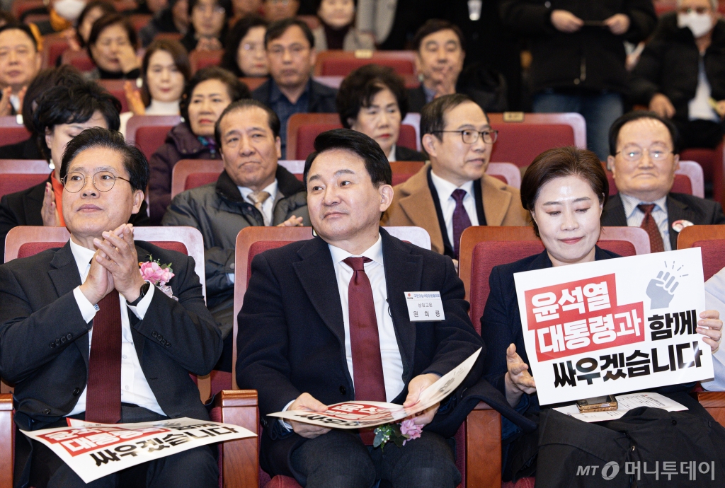 원희룡 전 국토교통부 장관이 25일 오전 서울 여의도 국회에서 열린 국민의힘 책임당원협의회 제5기 임원진 출범식 및 탄핵심판 공정촉구 결의대회에 참석해 있다. 2025.2.25/사진=뉴스1 /사진=(서울=뉴스1) 이재명 기자