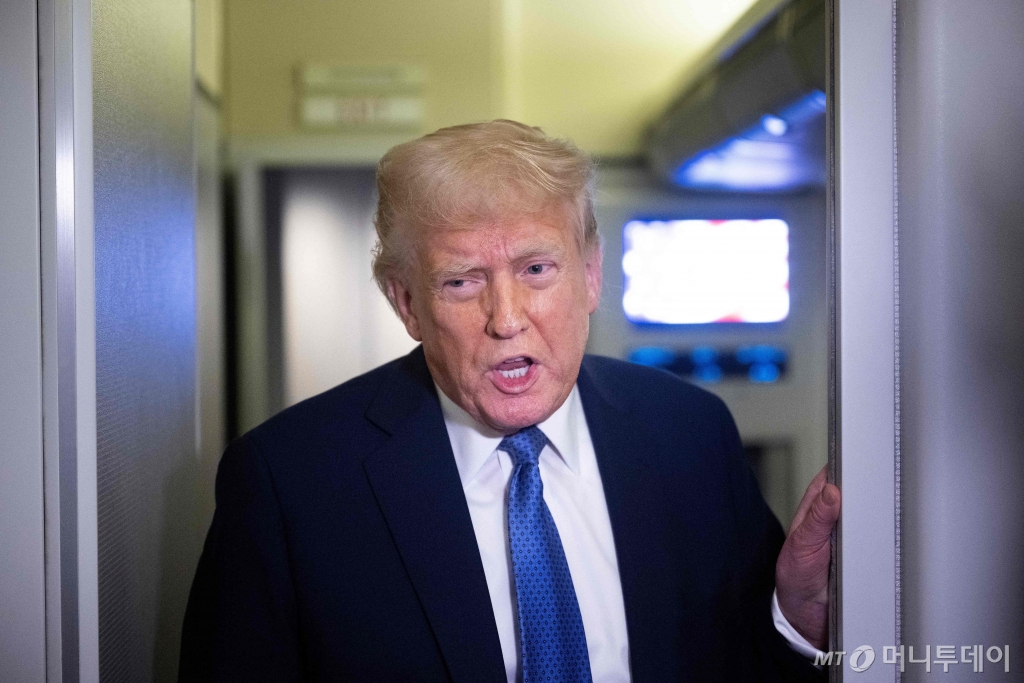 (AFP=뉴스1) 우동명 기자 = 도널드 트럼프 미국 대통령이 16일(현지시간) 플로리다서 워싱턴으로 가는 전용기 내에서 취재진을 만나고 있다. 2025.03.18 ⓒ AFP=뉴스1 Copyright © 뉴스1. All rights reserved. 무단 전재 및 재배포, AI학습 이용 금지. /사진=(AFP=뉴스1) 우동명 기자